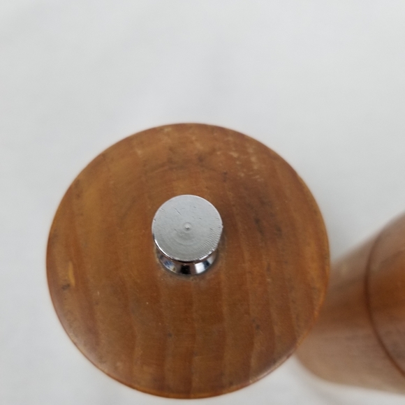 Wood salt and pepper shakers - Picture 5 of 10